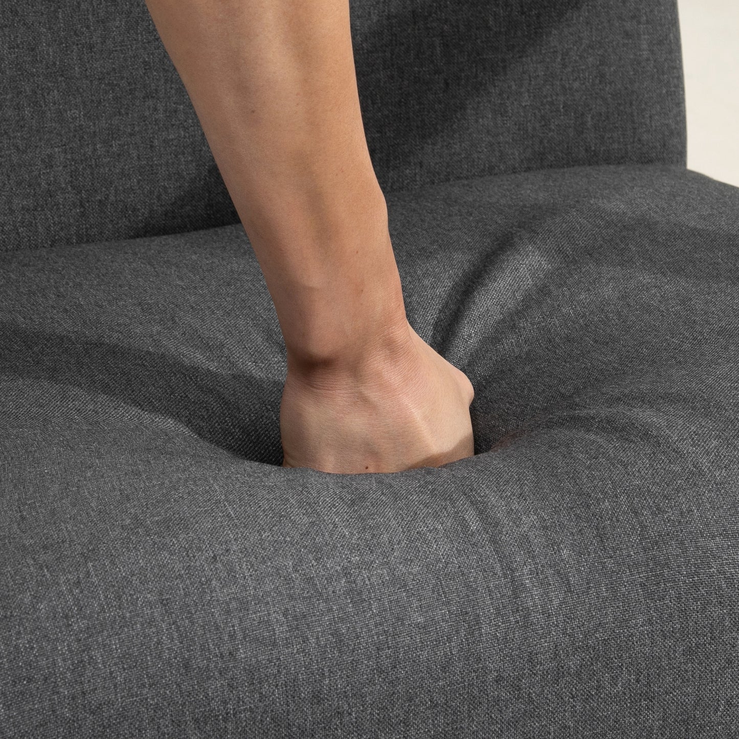 Fauteuil d'appoint moderne rétro en tissu avec accoudoirs