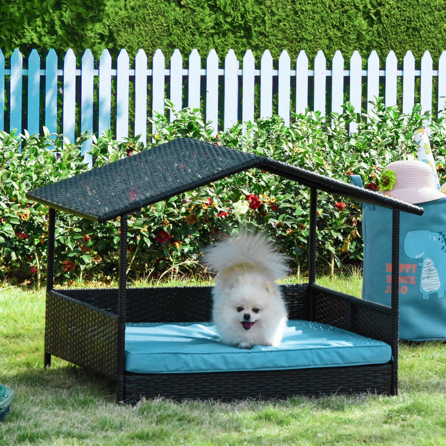 Niche surélevée en rotin avec auvent pour chiens