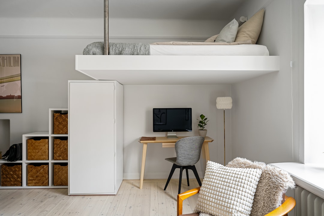 Petits espaces : 8 meubles multifonctions pour optimiser votre intérieur