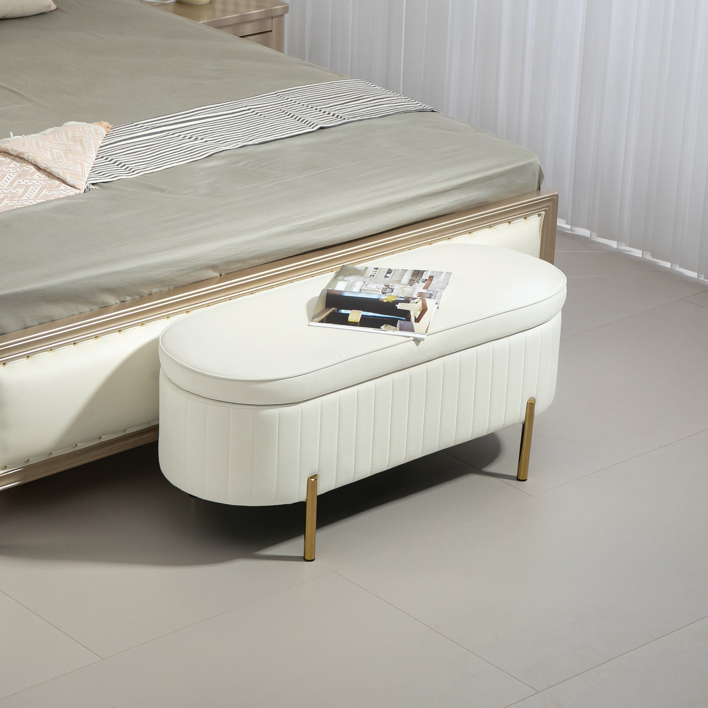 Banc coffre capitonné à cannelures, pieds dorés