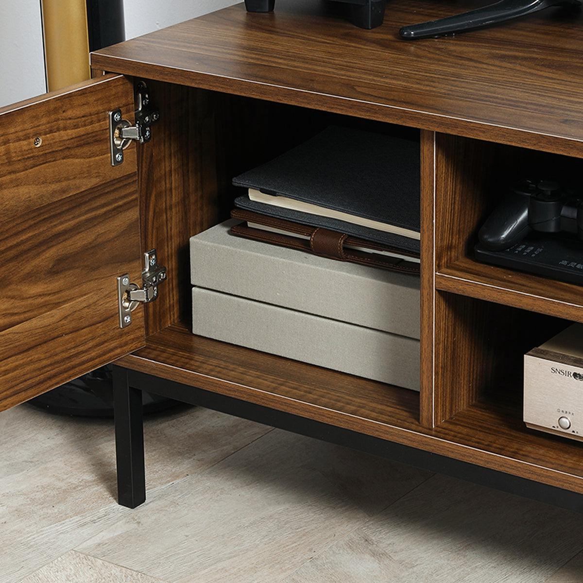 Meuble TV moderne avec rangement et tablettes ouvertes