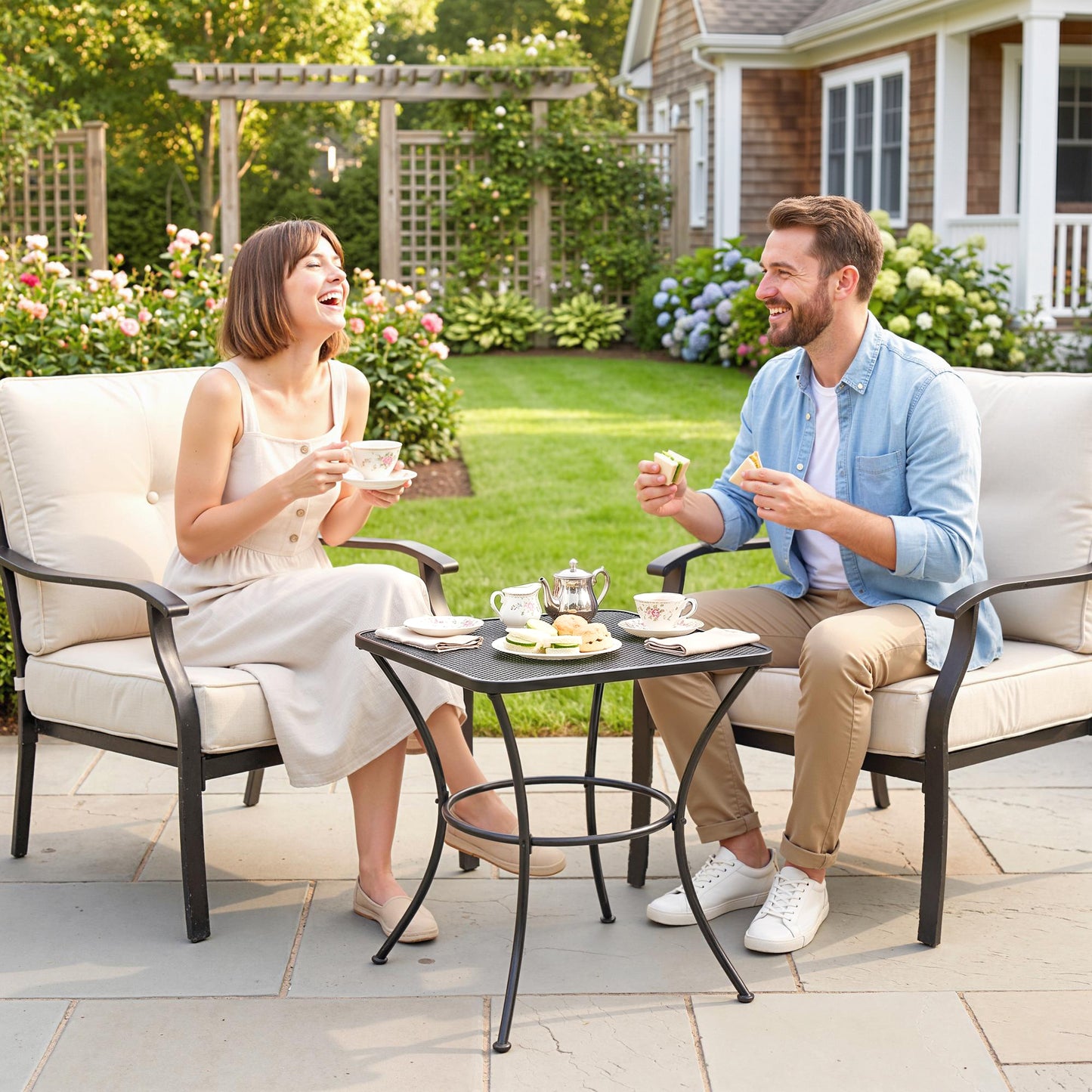 Table d'appoint de patio carrée en métal avec plateau en treillis