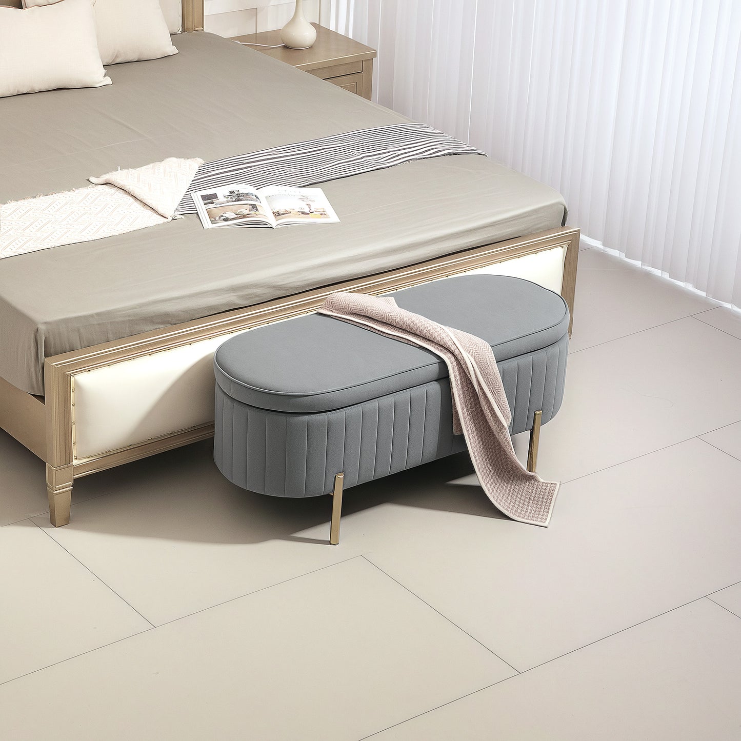 Banc coffre capitonné à cannelures, pieds dorés