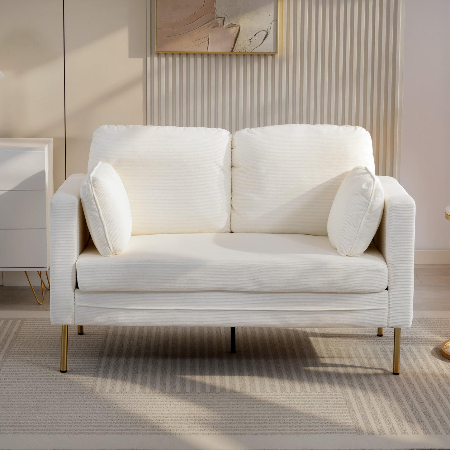 Petit sofa deux places en velours côtelé — pieds dorés