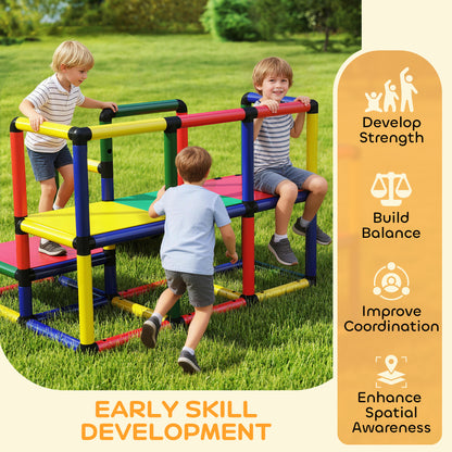 Structure d'escalade pour enfants avec glissade