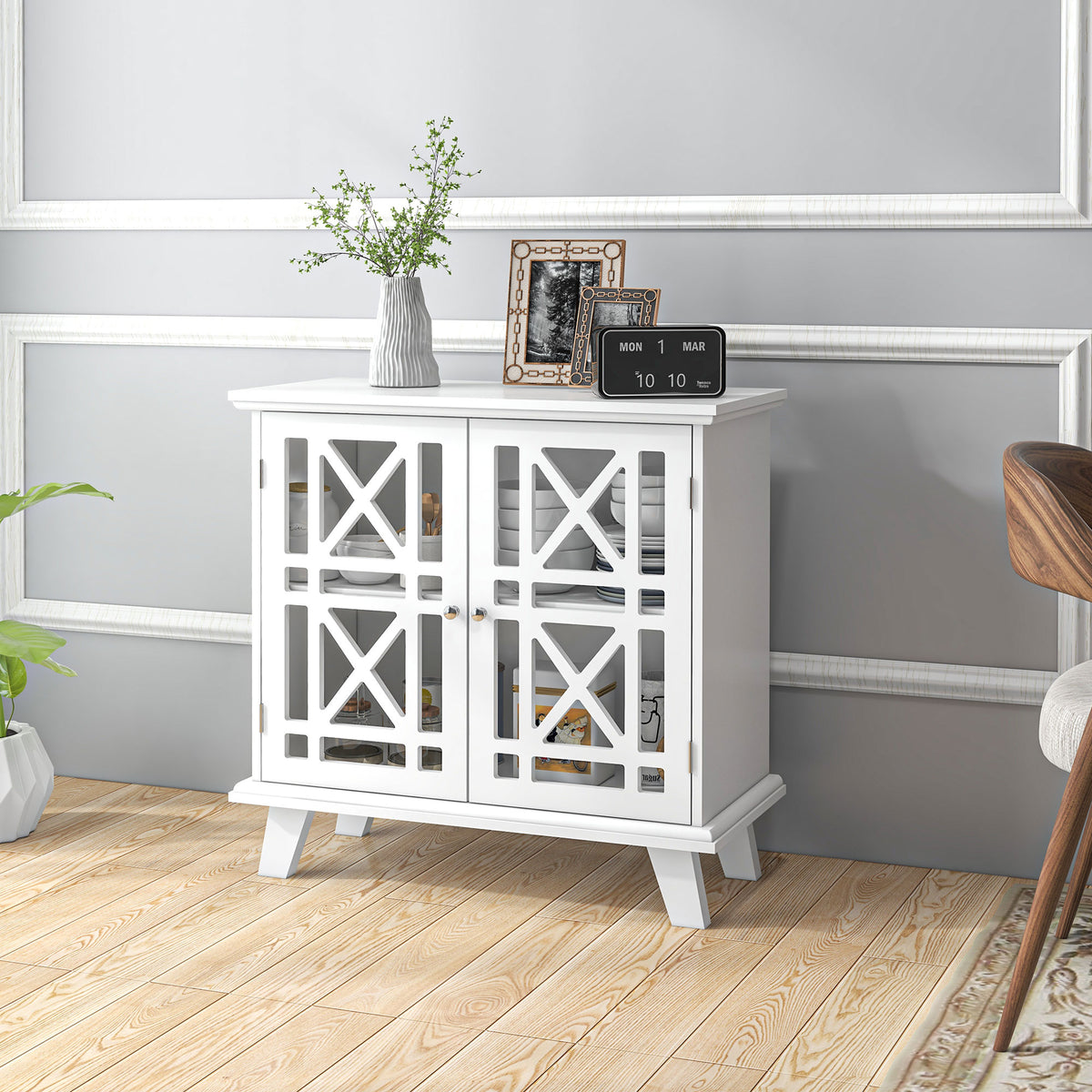 Buffet bas avec portes ajourées et tablette