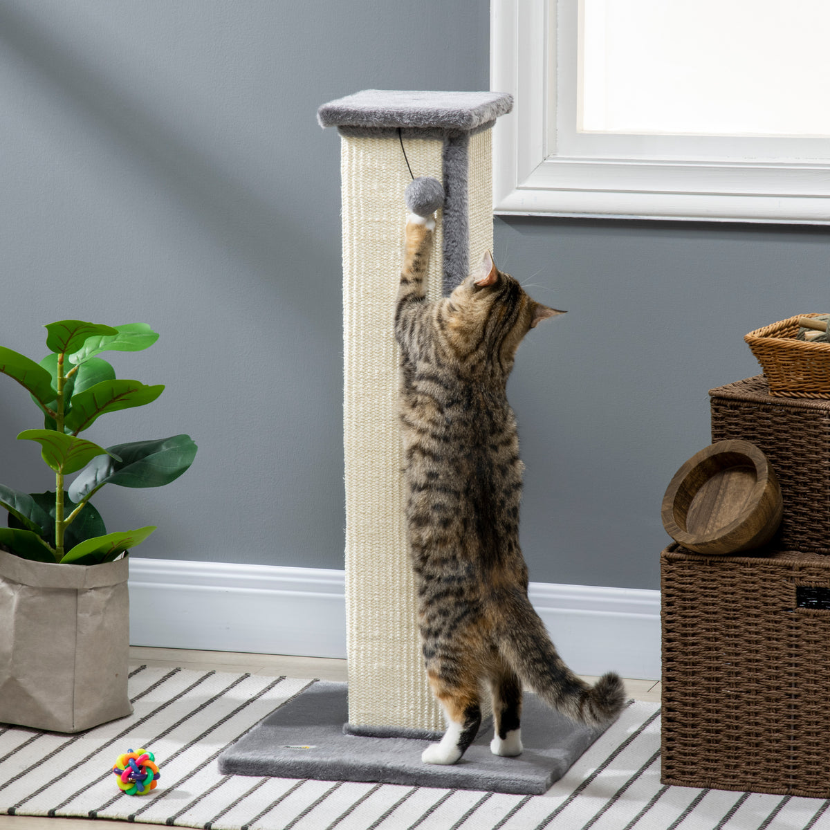 Grand griffoir pour chat en sisal avec balle suspendue