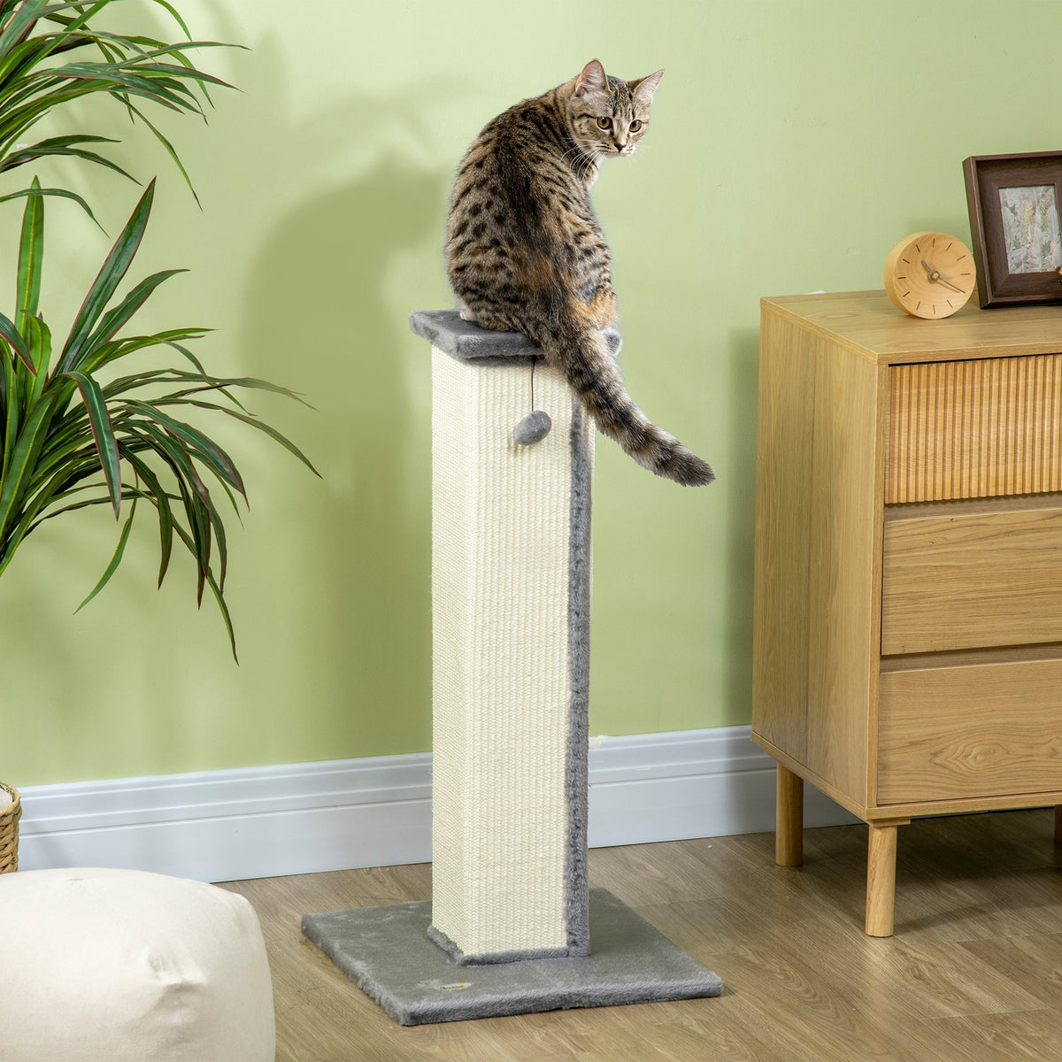 Grand griffoir pour chat en sisal avec balle suspendue