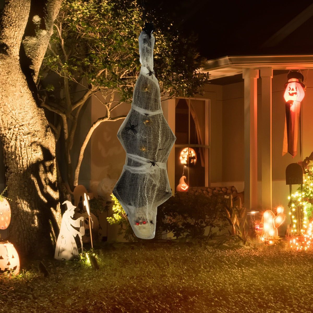Momie suspendue animée avec toile d'araignée — Halloween
