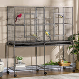 Grande cage à oiseaux sur roulettes avec perchoirs