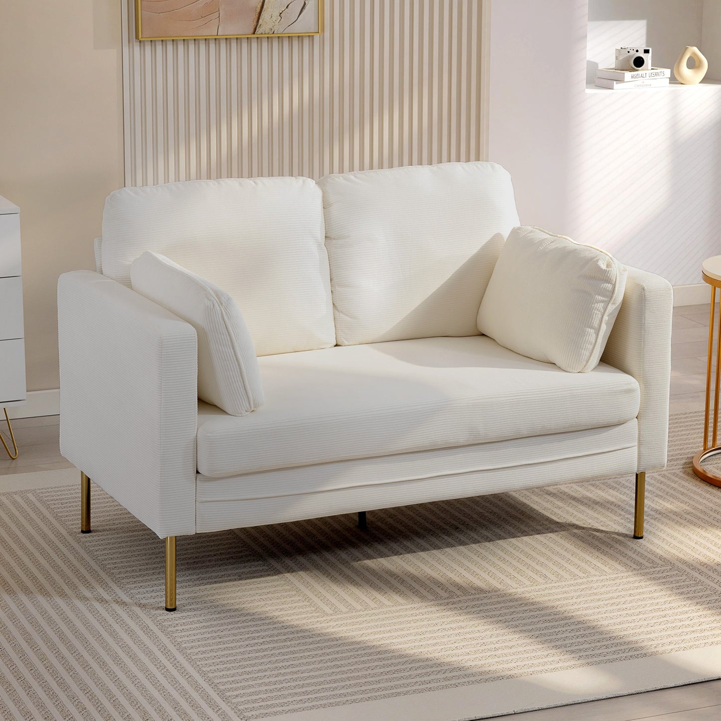 Petit sofa deux places en velours côtelé — pieds dorés