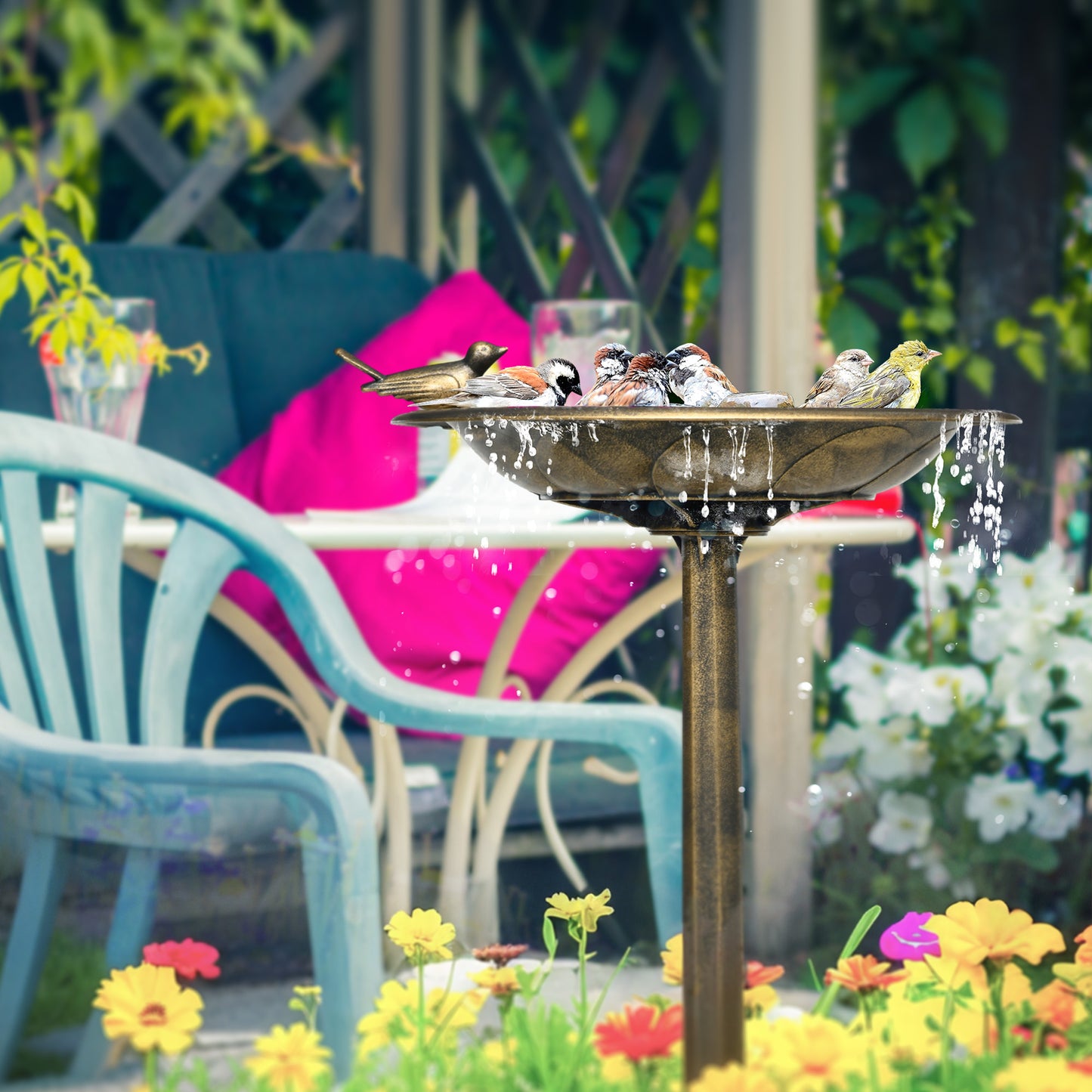 Bain d'oiseaux vintage avec planteur fleuri