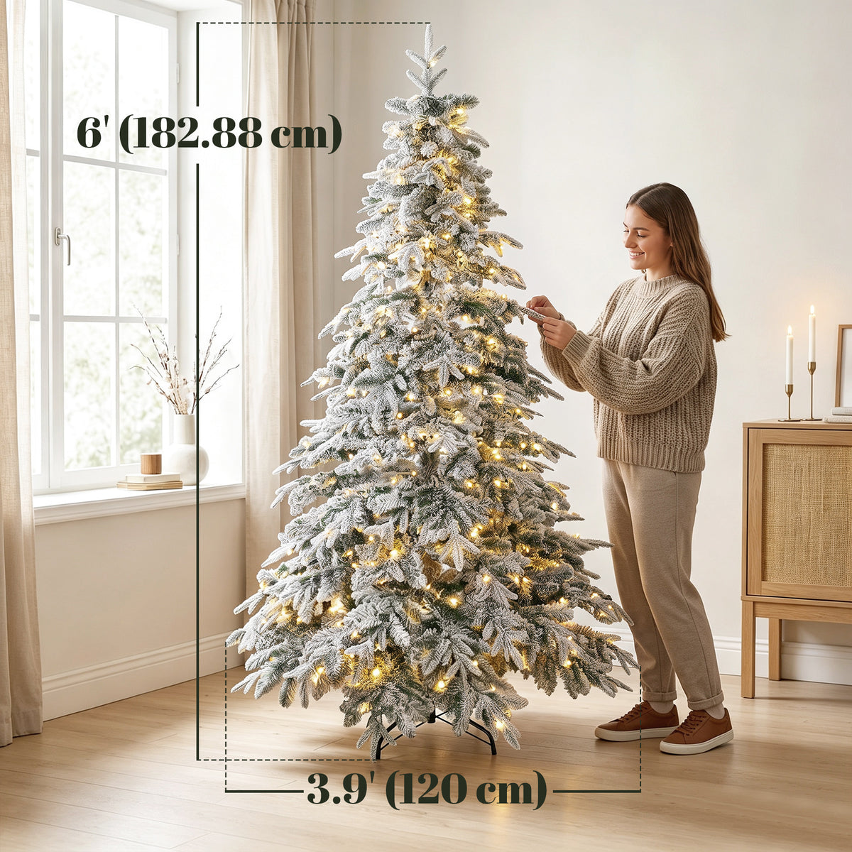 Arbre de Noël artificiel illuminé et enneigé